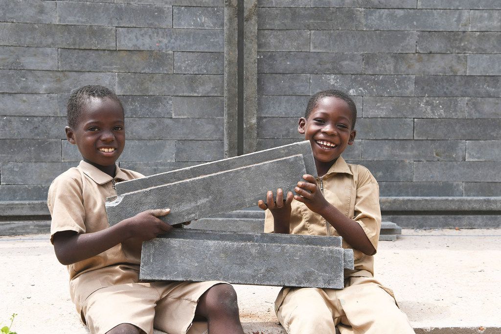 用模块塑料砖在西非建立学校