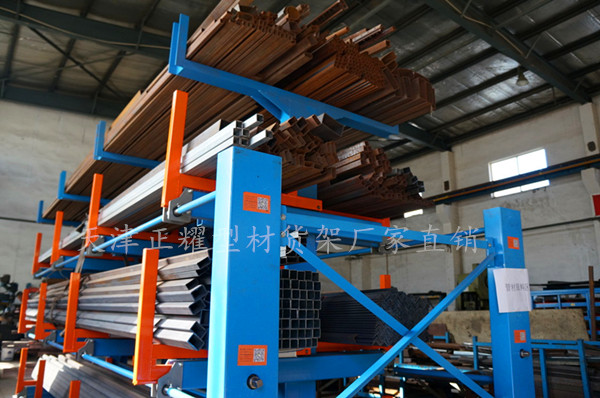 型材货架采用专利产品伸缩悬臂式结构使用吊车直接存放型材