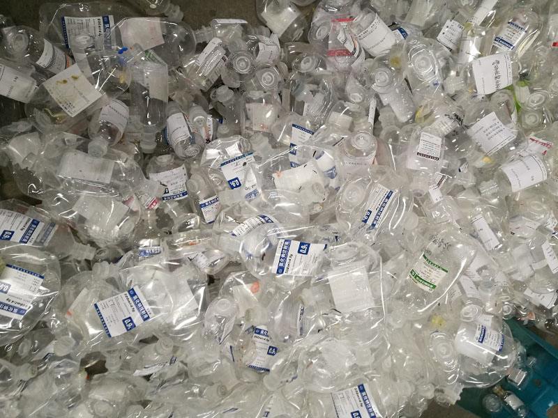 瓶回收破碎生产线 随着医疗卫生事业的不断发展,一次性医用塑料废弃物