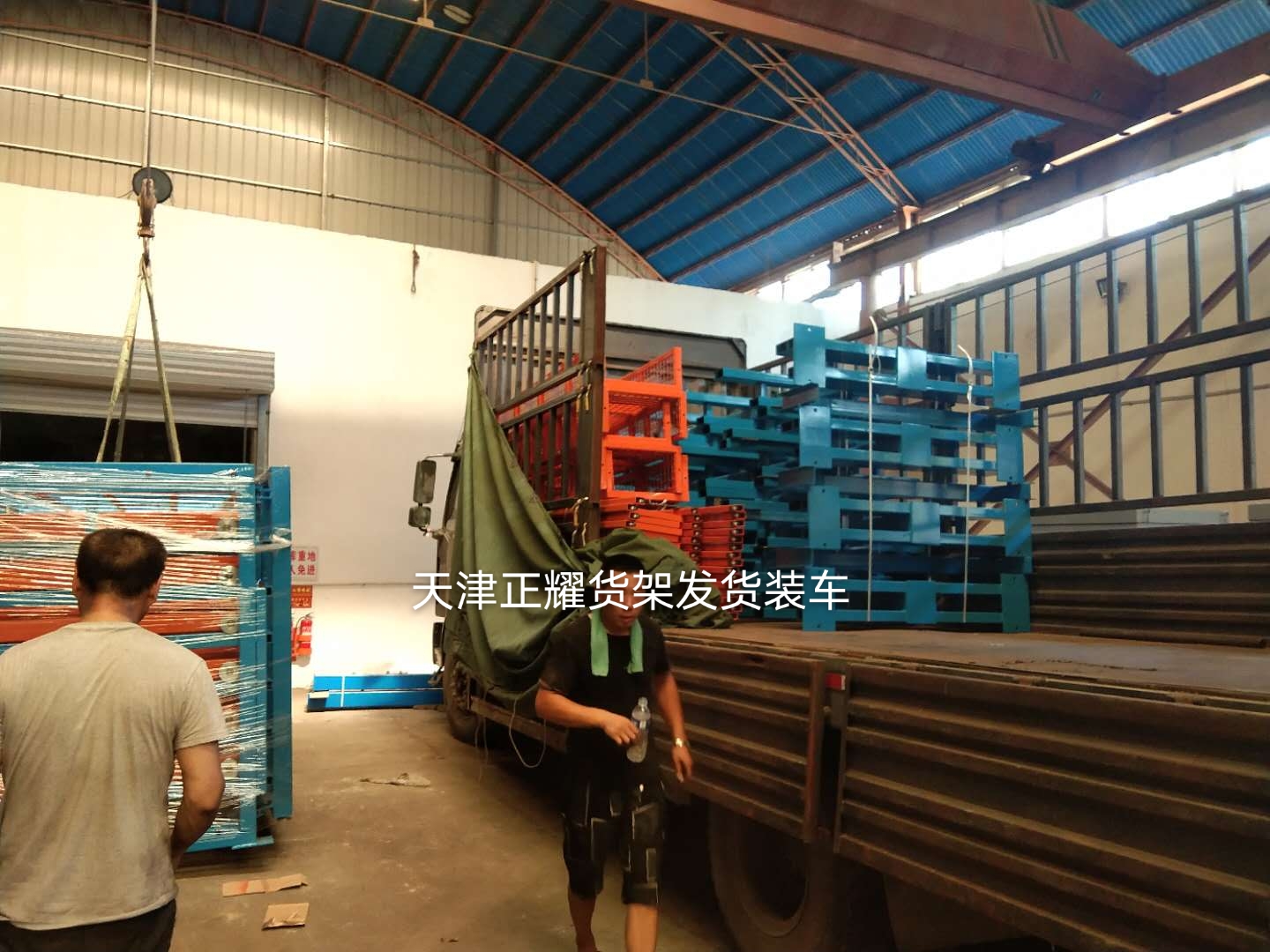 新案例臥式板材貨架今天發(fā)貨裝車到客戶處