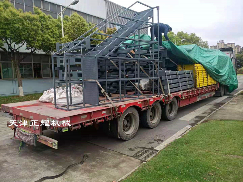 发货浙江企业的伸缩悬臂货架装车发货了