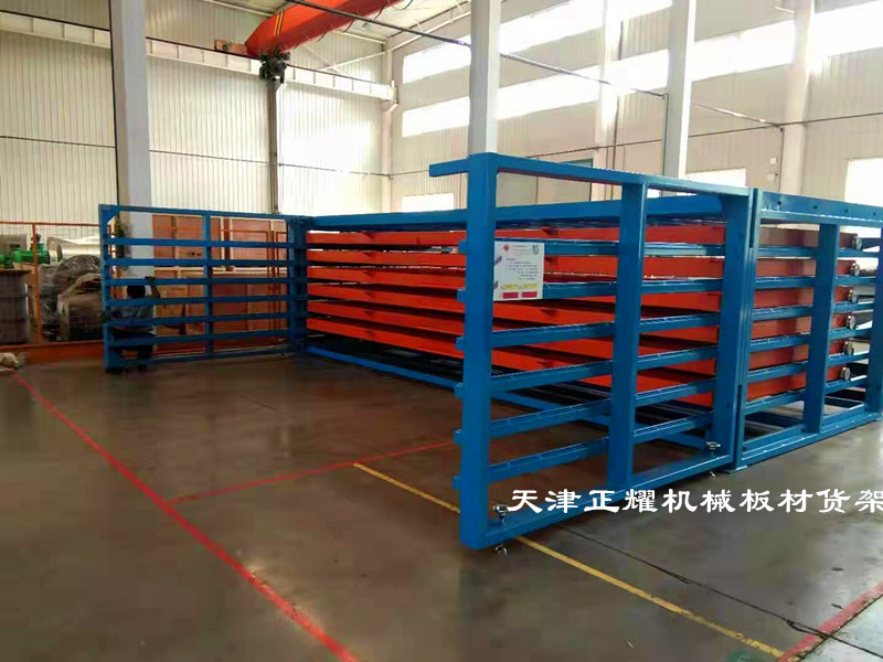 钢板地面平放不如使用多层卧式钢板货架节省空间摆放整齐