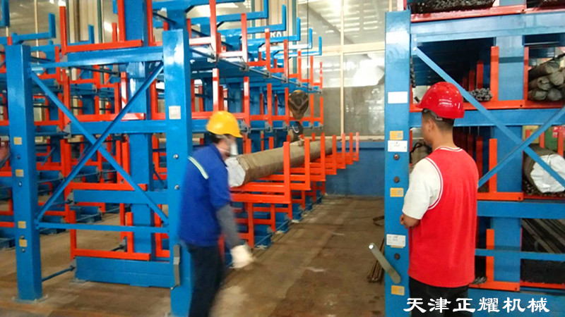 鋼材用什么貨架可以使用行車吊取伸縮式懸臂鋼材貨架