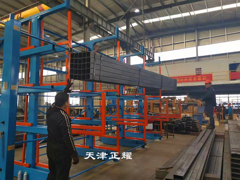 可伸縮懸臂貨架怎么存放管材的行車吊取方便省空間