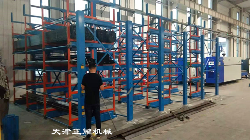 可伸縮懸臂貨架怎么存放管材的行車吊取方便省空間