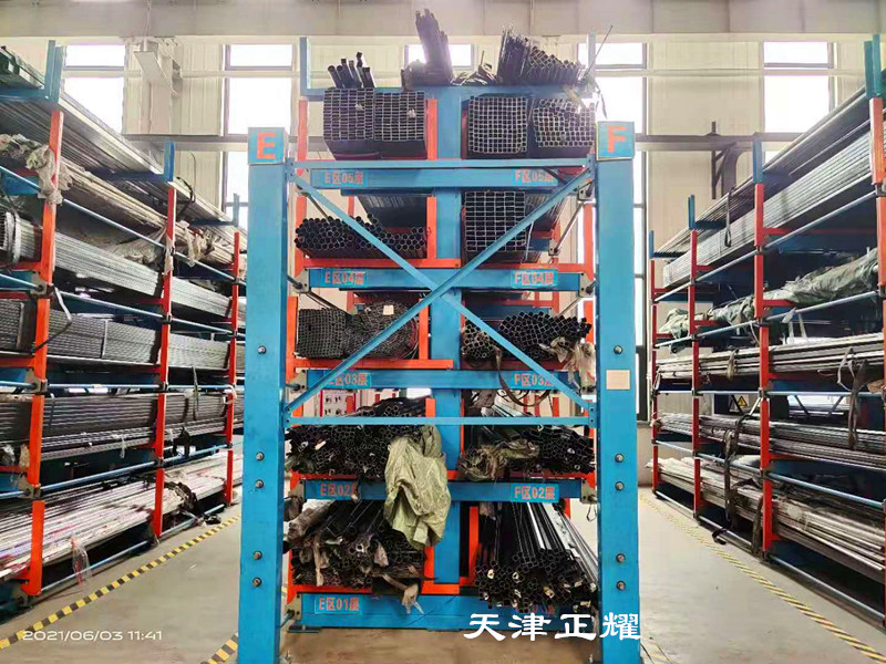 廣東深圳型材如何擺放省空間整齊行車取貨伸縮式懸臂型材貨架