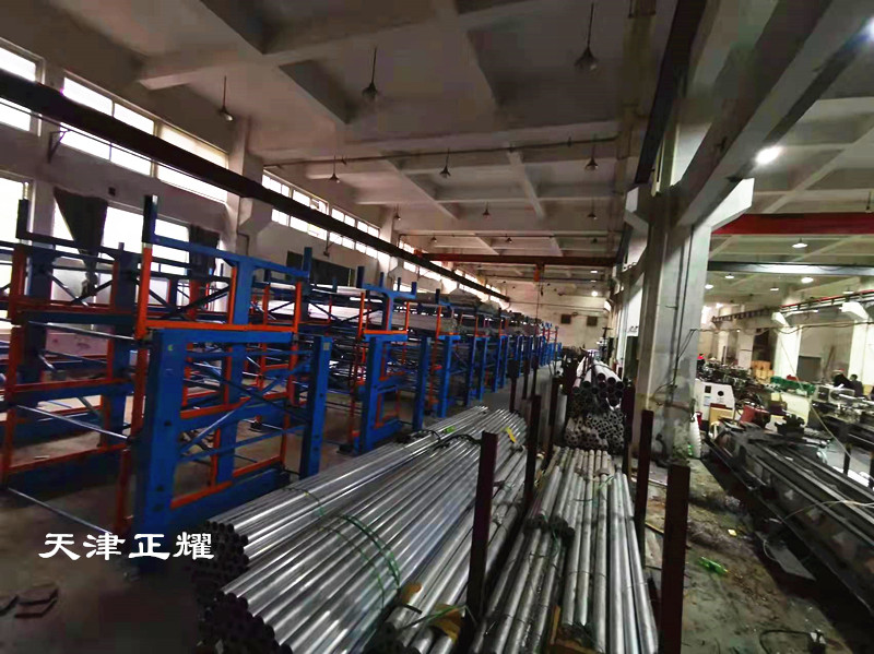 圓管使用行車吊裝到切管機(jī)上單人操作使用伸縮懸臂貨架