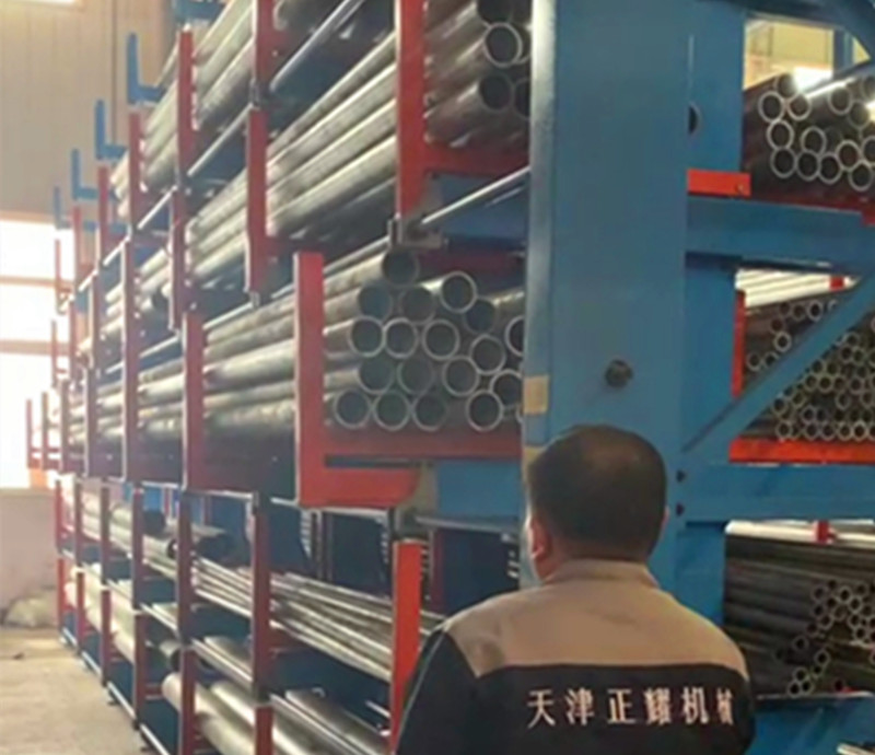 地面堆放的管材可以使用伸縮式懸臂管材貨架存放省空間