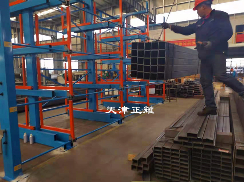 管材不接觸地面擺放到伸縮式懸臂管材貨架上省空間