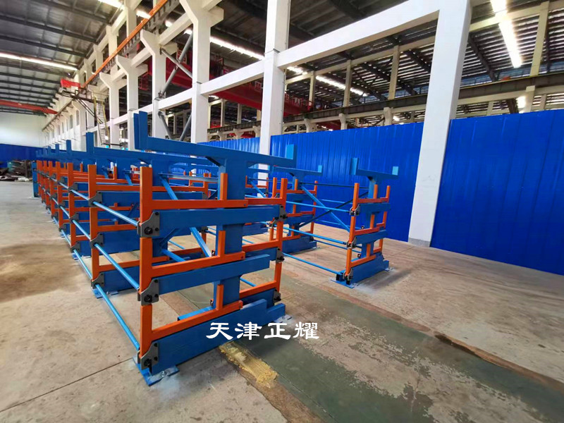 管材不接觸地面擺放到伸縮式懸臂管材貨架上省空間