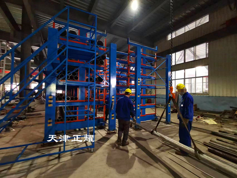 管材不接觸地面擺放到伸縮式懸臂管材貨架上省空間