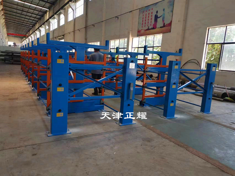 管材不接觸地面擺放到伸縮式懸臂管材貨架上省空間