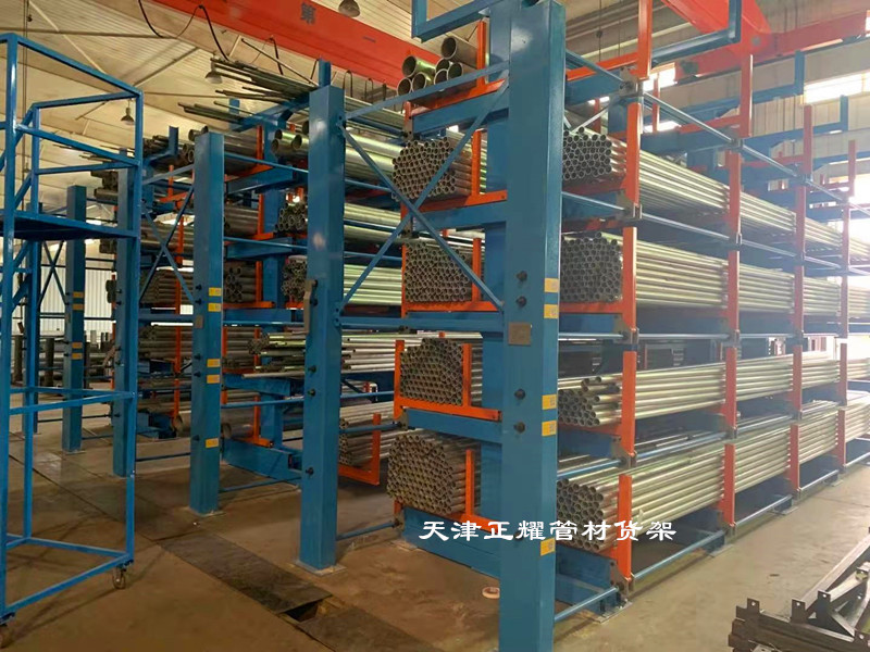 管材倉庫擺放圖片伸縮懸臂式貨架案例現(xiàn)場航吊取貨