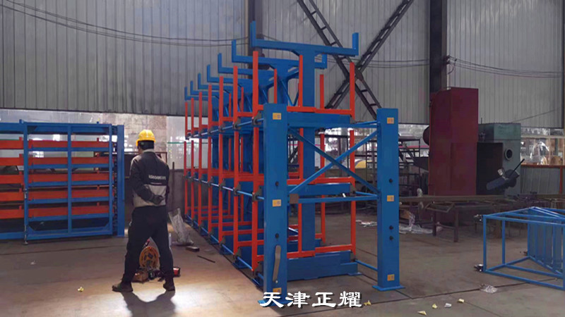 手搖伸縮式懸臂貨架新案例投入使用