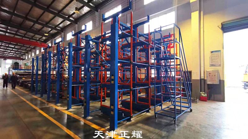 型材立體車間倉(cāng)庫(kù)存放手動(dòng)搖出式伸縮懸臂貨架案例