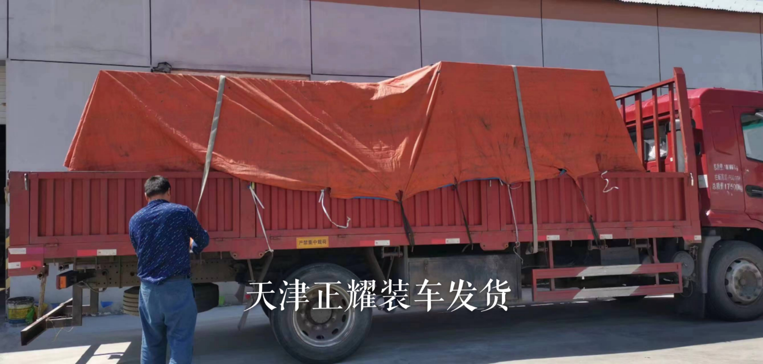 今耀品牌伸縮式懸臂貨架裝車發(fā)貨東南亞