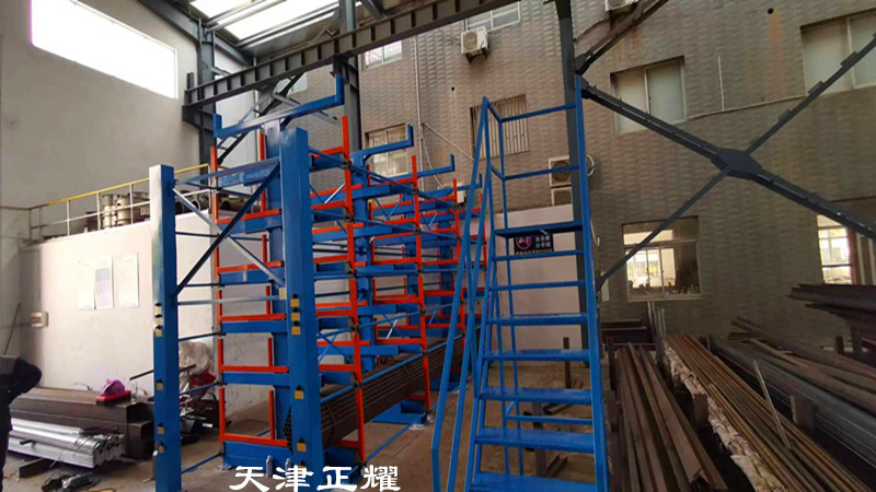 放型材的貨架占地小擺放幾十種型材整齊數(shù)量清晰