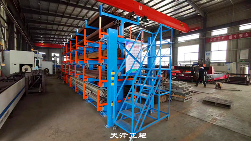 幾十種原材料堆放地面很亂占地大怎么辦伸縮式懸臂貨架
