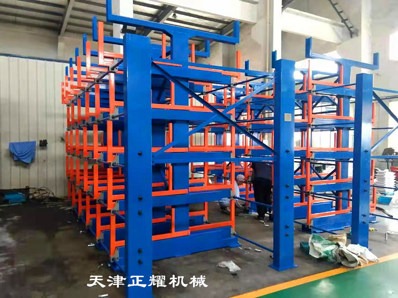 幾十種原材料堆放地面很亂占地大怎么辦伸縮式懸臂貨架