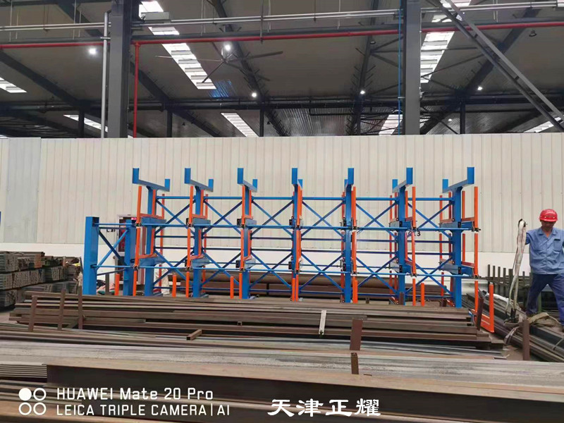 幾十種原材料堆放地面很亂占地大怎么辦伸縮式懸臂貨架