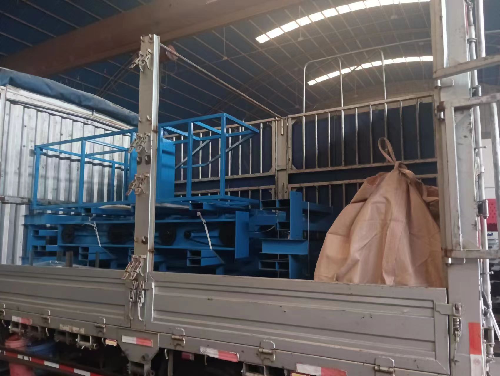 遼寧沈陽伸縮式懸臂貨架裝車發(fā)貨立體存放管材省空間