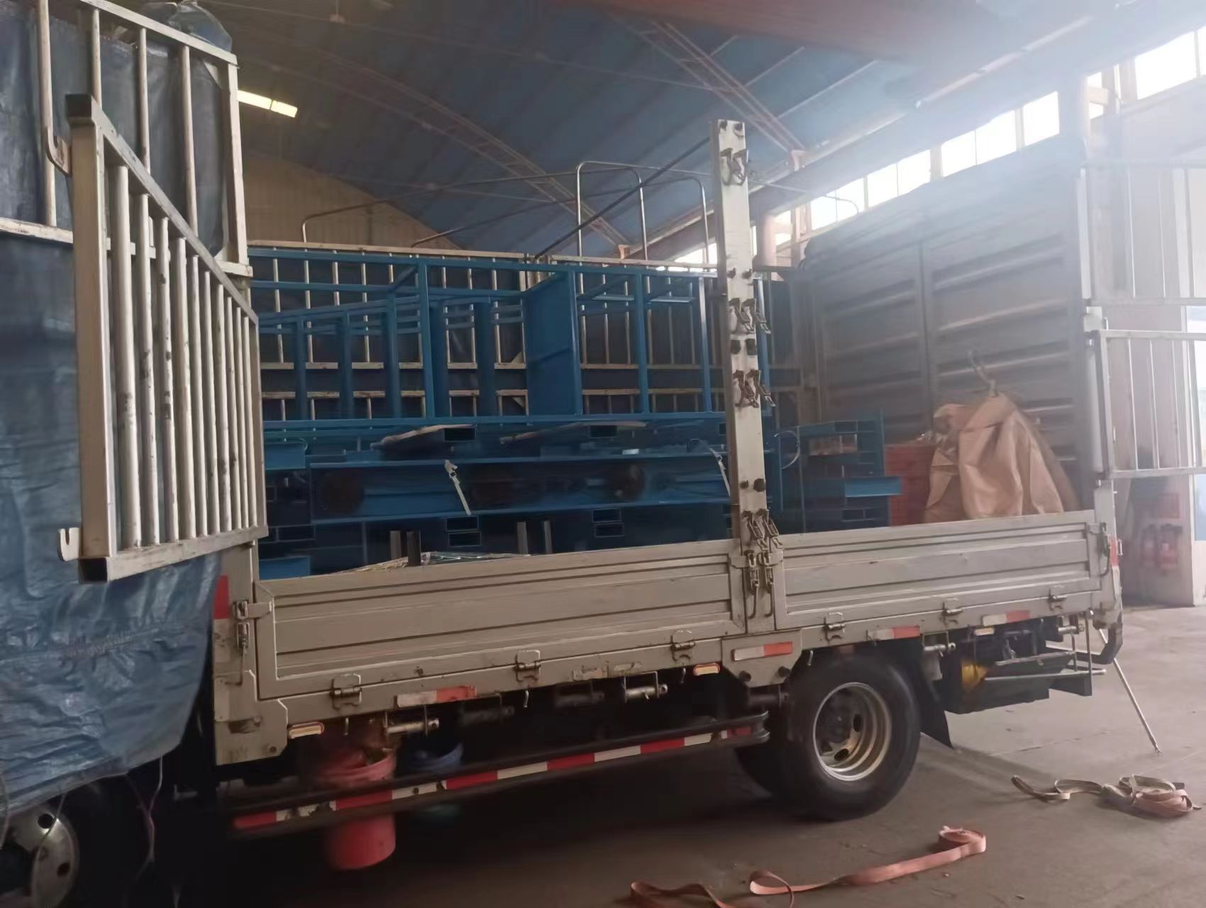 遼寧沈陽伸縮式懸臂貨架裝車發(fā)貨立體存放管材省空間