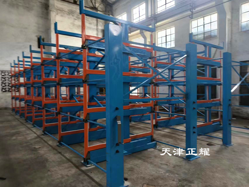 伸縮式懸臂貨架多層分類擺放地面堆放的圓鋼槽鋼鋼管