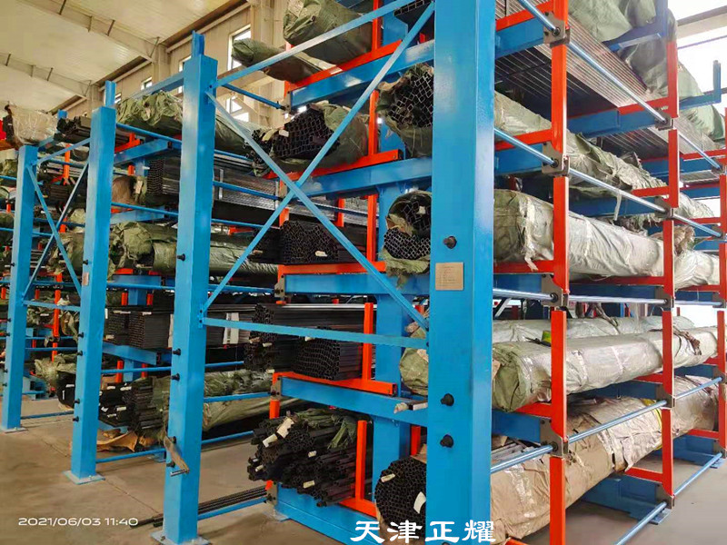 型材種類多分類擺放到伸縮式型材存儲(chǔ)架上整齊清晰