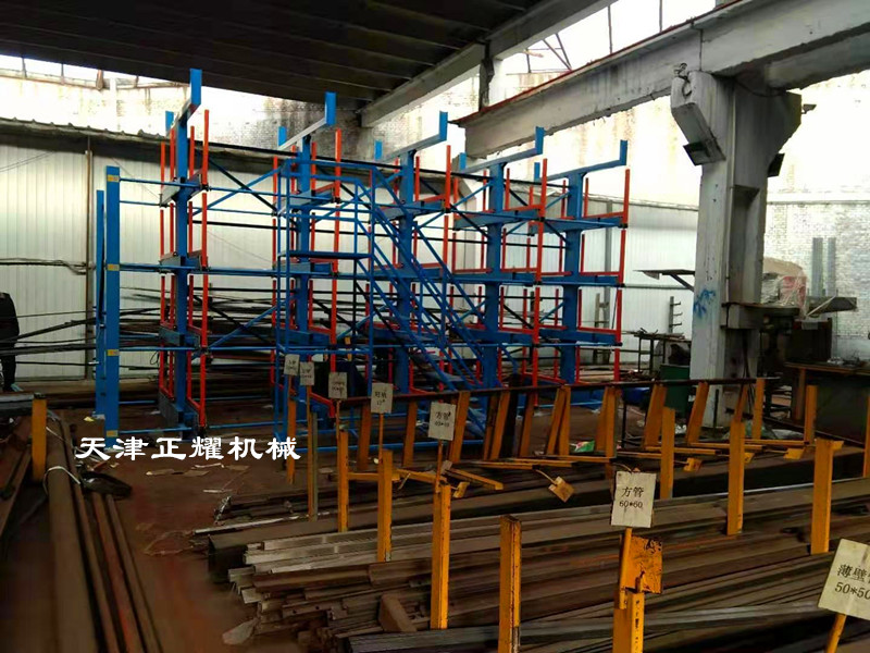 型材種類多分類擺放到伸縮式型材存儲(chǔ)架上整齊清晰