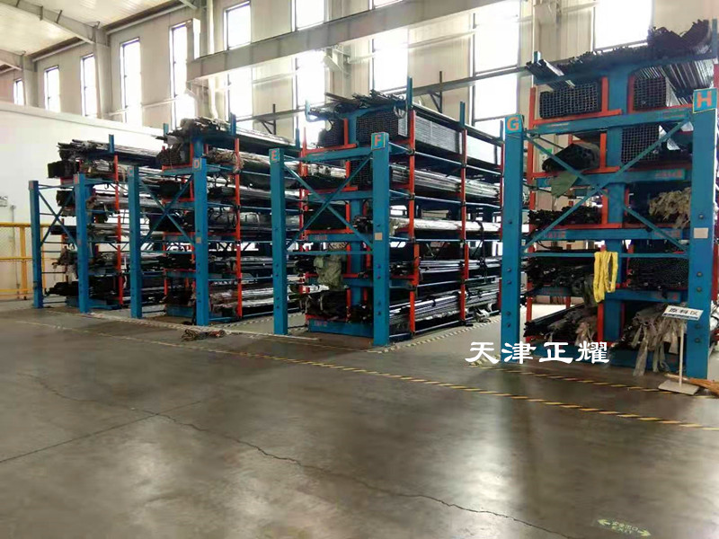 型材種類多分類擺放到伸縮式型材存儲(chǔ)架上整齊清晰