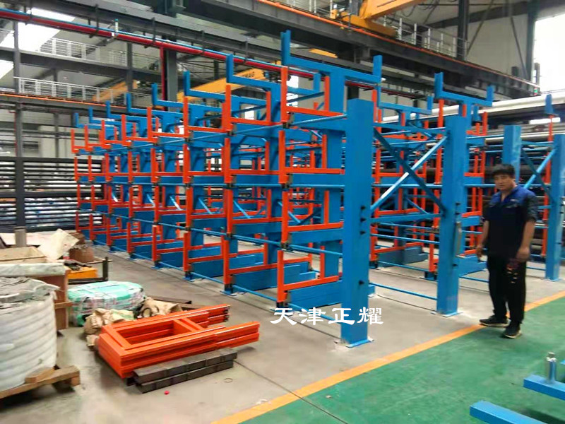 型材種類多分類擺放到伸縮式型材存儲(chǔ)架上整齊清晰