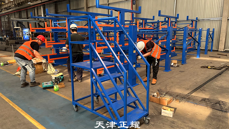 為各種鋼材提供了充足的存儲貨位的伸縮式鋼材貨架