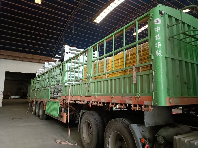 經(jīng)過數(shù)周的緊張生產(chǎn)，伸縮懸臂貨架順利圓滿下線。