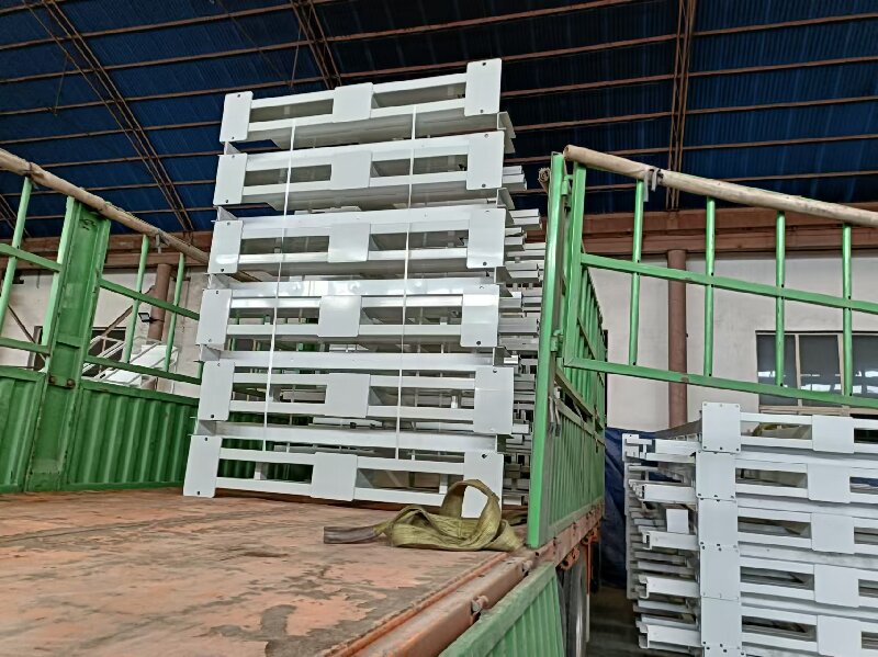 經(jīng)過數(shù)周的緊張生產(chǎn)，伸縮懸臂貨架順利圓滿下線。