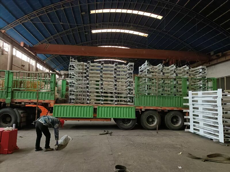 經(jīng)過數(shù)周的緊張生產(chǎn)，伸縮懸臂貨架順利圓滿下線。