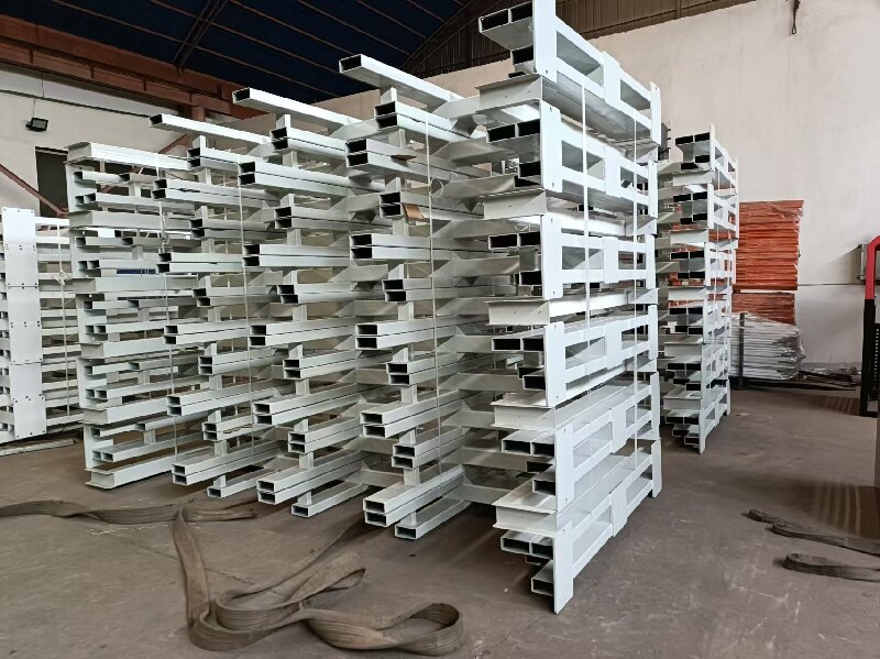 經(jīng)過數(shù)周的緊張生產(chǎn)，伸縮懸臂貨架順利圓滿下線。