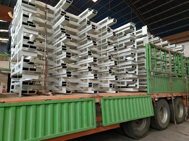 經(jīng)過數(shù)周的緊張生產(chǎn)，伸縮懸臂貨架順利圓滿下線。