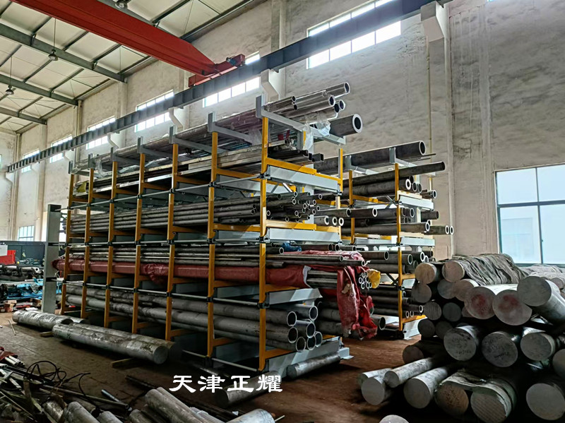 伸縮式懸臂貨架巧妙地解決了鋼管擺放難題