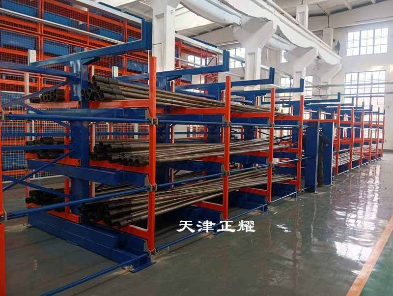 伸縮式懸臂貨架手動搖出懸臂，操作簡單便捷