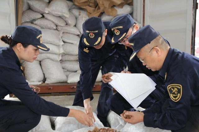 文章1-54   广东江门海关查获走私废塑料3000多吨.jpg