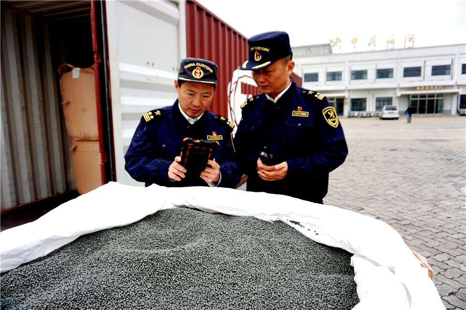 文章13-金陵海关查获违规进口废塑料百余吨.jpg
